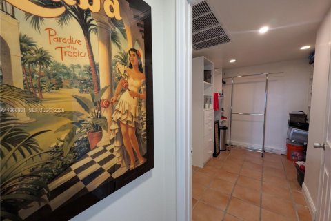 Condo in Miami Beach, Florida, 2 bedrooms  № 2029060 - photo 13