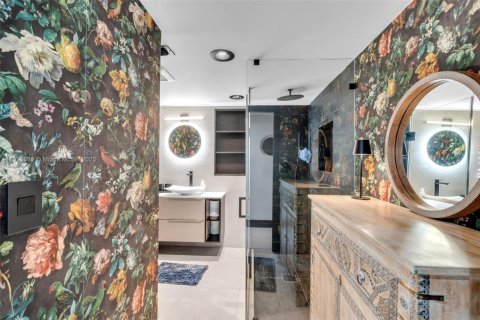 Casa en venta en Miami, Florida, 4 dormitorios, 276.38 m2 № 1970627 - foto 22