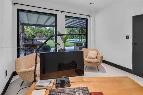 Casa en venta en Miami, Florida, 4 dormitorios, 276.38 m2 № 1970627 - foto 25