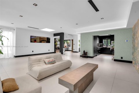 Casa en venta en Miami, Florida, 4 dormitorios, 276.38 m2 № 1970627 - foto 10