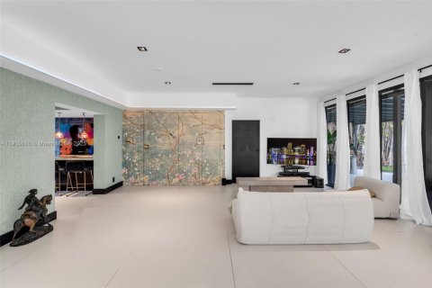 Casa en venta en Miami, Florida, 4 dormitorios, 276.38 m2 № 1970627 - foto 8