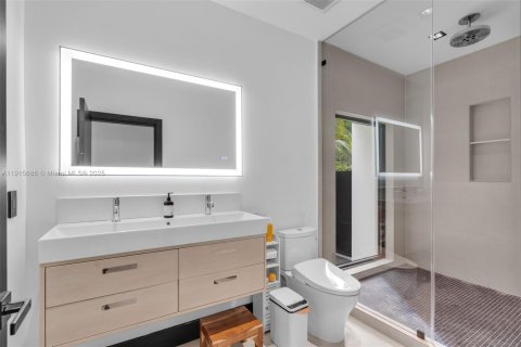 Casa en venta en Miami, Florida, 4 dormitorios, 276.38 m2 № 1970627 - foto 21