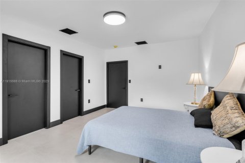 Casa en venta en Miami, Florida, 4 dormitorios, 276.38 m2 № 1970627 - foto 18