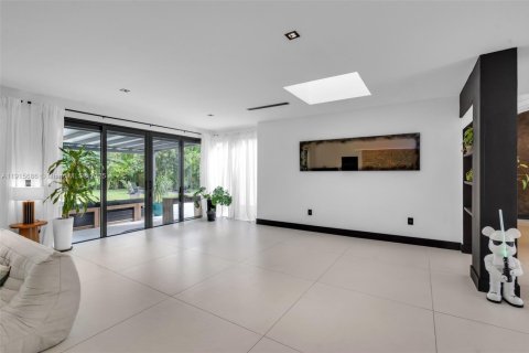 Casa en venta en Miami, Florida, 4 dormitorios, 276.38 m2 № 1970627 - foto 7