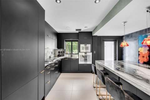 Casa en venta en Miami, Florida, 4 dormitorios, 276.38 m2 № 1970627 - foto 11