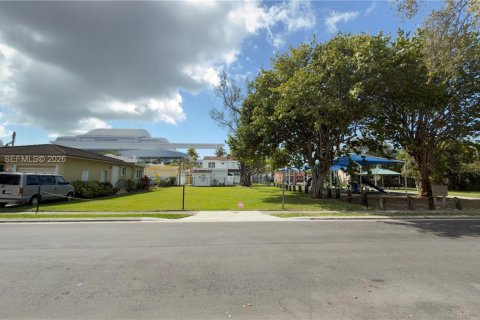 Casa en venta en Miami, Florida, 4 dormitorios, 244.15 m2 № 2027850 - foto 26
