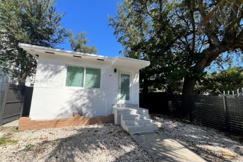 Снять в аренду виллу или дом в Майами, Флорида 2 спальни, 91.97м2, № 1989460 - фото 2