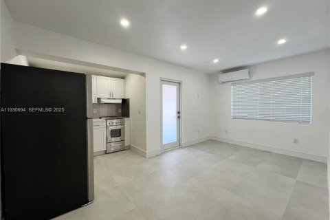 Снять в аренду виллу или дом в Майами, Флорида 2 спальни, 91.97м2, № 1989460 - фото 9