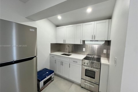 Снять в аренду виллу или дом в Майами, Флорида 2 спальни, 91.97м2, № 1989460 - фото 11