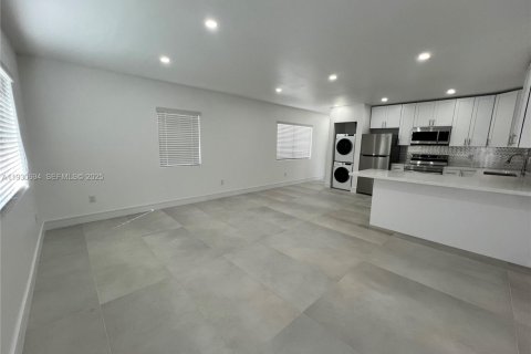 Снять в аренду виллу или дом в Майами, Флорида 2 спальни, 91.97м2, № 1989460 - фото 3