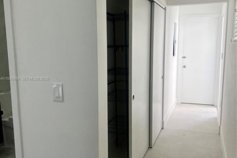 Снять в аренду виллу или дом в Майами, Флорида 2 спальни, 91.97м2, № 1989460 - фото 12