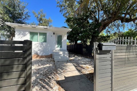 Снять в аренду виллу или дом в Майами, Флорида 2 спальни, 91.97м2, № 1989460 - фото 1