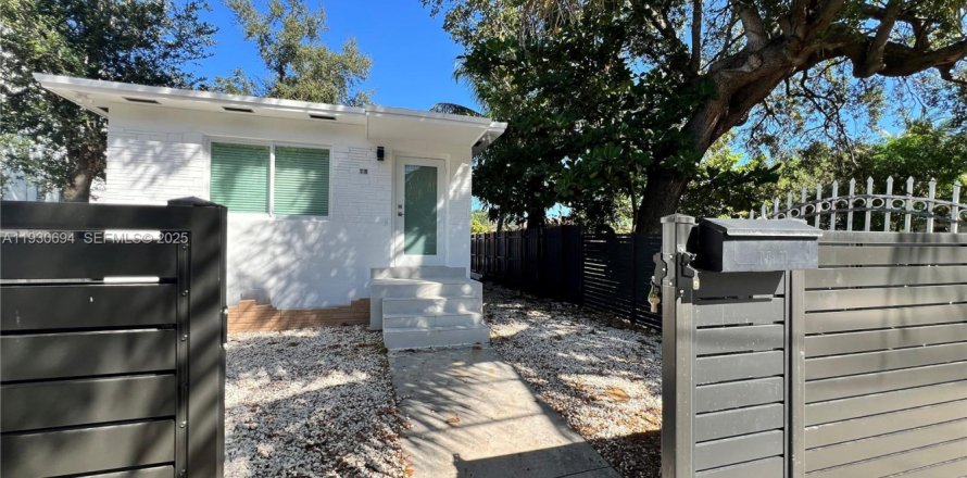 Дом в Майами, Флорида 2 спальни, 91.97м2 № 1989460