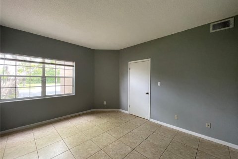 Condo in Deerfield Beach, Florida, 2 bedrooms  № 1938739 - photo 8