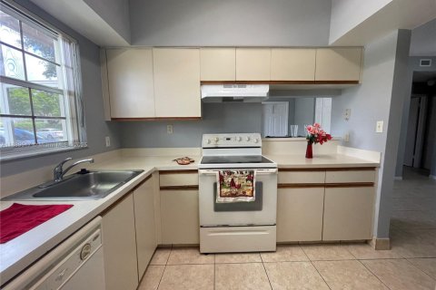 Condo in Deerfield Beach, Florida, 2 bedrooms  № 1938739 - photo 1