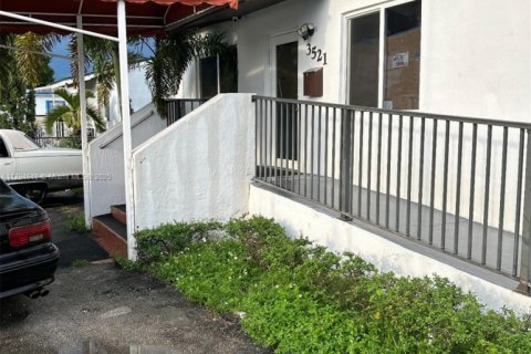 Commercial property in Hialeah, Florida № 1725937 - photo 1