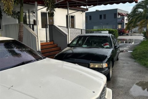 Commercial property in Hialeah, Florida № 1725937 - photo 4