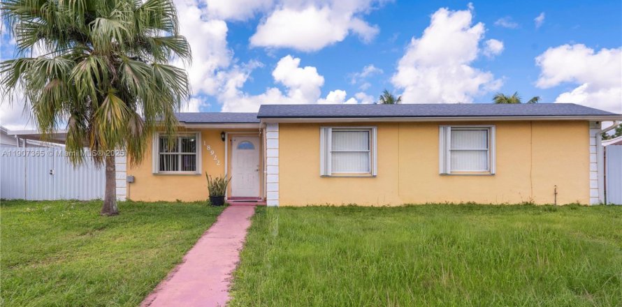 House in Miami, Florida 4 bedrooms, 117.99 sq.m. № 1963490