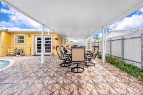 House in Miami, Florida 4 bedrooms, 117.99 sq.m. № 1963490 - photo 14