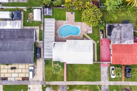 House in Miami, Florida 4 bedrooms, 117.99 sq.m. № 1963490 - photo 28