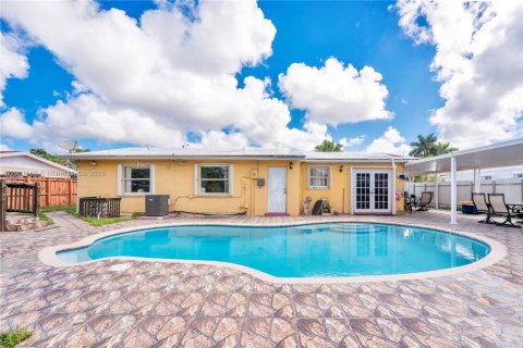 House in Miami, Florida 4 bedrooms, 117.99 sq.m. № 1963490 - photo 17