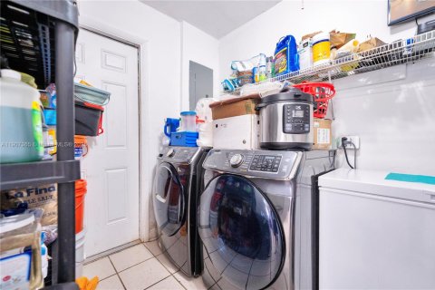 House in Miami, Florida 4 bedrooms, 117.99 sq.m. № 1963490 - photo 13