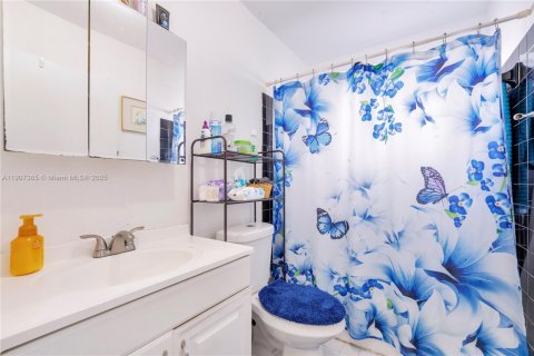 House in Miami, Florida 4 bedrooms, 117.99 sq.m. № 1963490 - photo 9