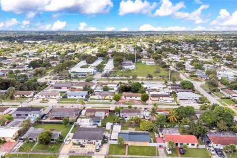 House in Miami, Florida 4 bedrooms, 117.99 sq.m. № 1963490 - photo 21