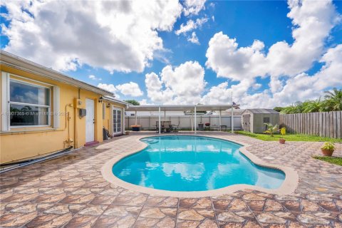 House in Miami, Florida 4 bedrooms, 117.99 sq.m. № 1963490 - photo 16