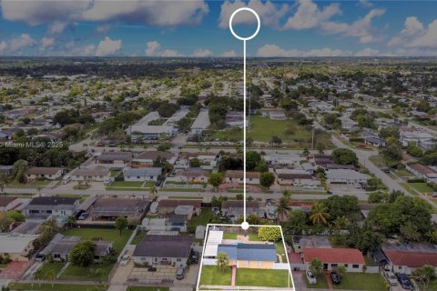 House in Miami, Florida 4 bedrooms, 117.99 sq.m. № 1963490 - photo 24