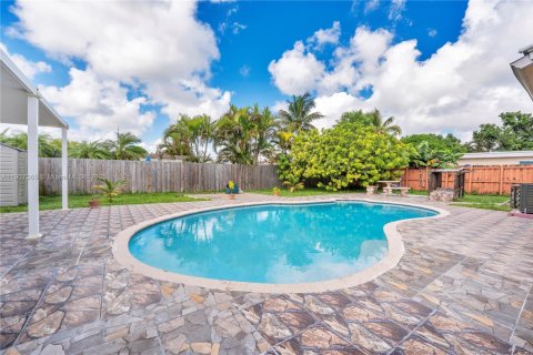 House in Miami, Florida 4 bedrooms, 117.99 sq.m. № 1963490 - photo 18