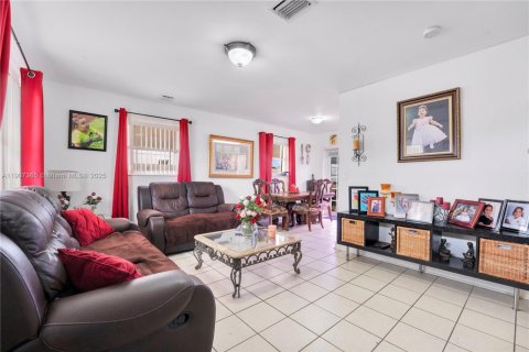 House in Miami, Florida 4 bedrooms, 117.99 sq.m. № 1963490 - photo 3