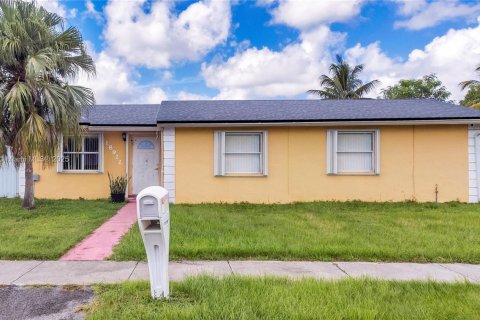 House in Miami, Florida 4 bedrooms, 117.99 sq.m. № 1963490 - photo 20