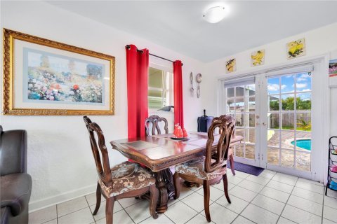 House in Miami, Florida 4 bedrooms, 117.99 sq.m. № 1963490 - photo 4