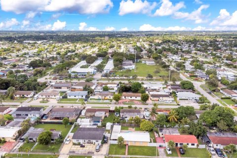 House in Miami, Florida 4 bedrooms, 117.99 sq.m. № 1963490 - photo 27