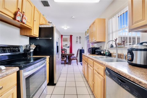 House in Miami, Florida 4 bedrooms, 117.99 sq.m. № 1963490 - photo 6