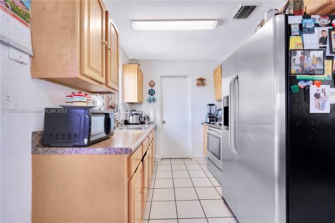 House in Miami, Florida 4 bedrooms, 117.99 sq.m. № 1963490 - photo 5