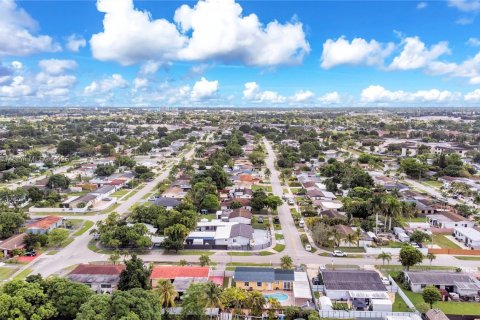 House in Miami, Florida 4 bedrooms, 117.99 sq.m. № 1963490 - photo 23