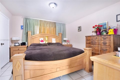 House in Miami, Florida 4 bedrooms, 117.99 sq.m. № 1963490 - photo 11