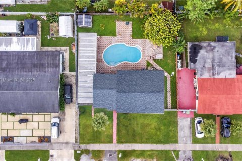 House in Miami, Florida 4 bedrooms, 117.99 sq.m. № 1963490 - photo 22