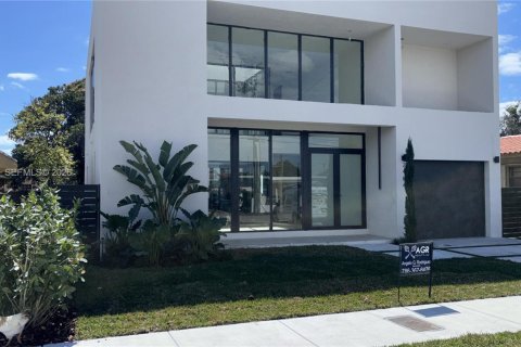 House in Miami, Florida 4 bedrooms № 2051433 - photo 2