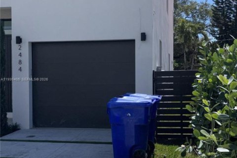 House in Miami, Florida 4 bedrooms № 2051433 - photo 3