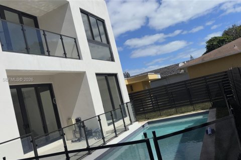 House in Miami, Florida 4 bedrooms № 2051433 - photo 5