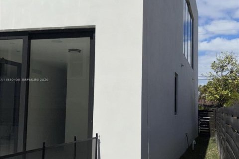 House in Miami, Florida 4 bedrooms № 2051433