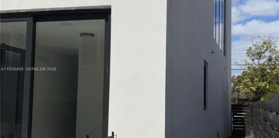 House in Miami, Florida 4 bedrooms № 2051433