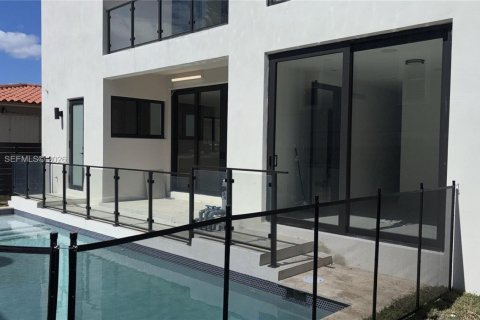 House in Miami, Florida 4 bedrooms № 2051433 - photo 4