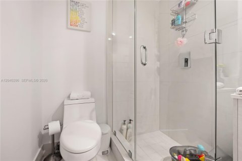 Condo in Miami, Florida, 2 bedrooms № 2086627 - photo 18