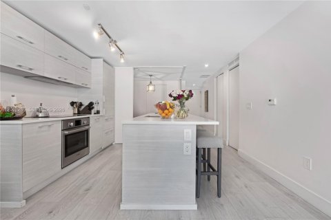 Condo in Miami, Florida, 2 bedrooms № 2086627 - photo 4