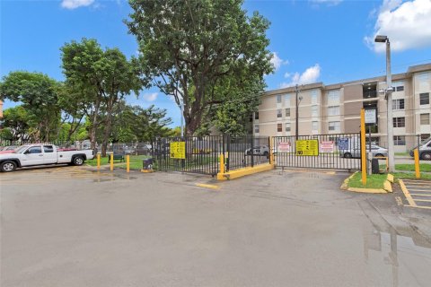 Condo in Hialeah, Florida, 2 bedrooms  № 1946298 - photo 6