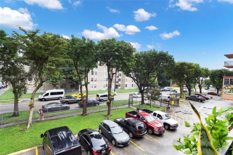 Condo in Hialeah, Florida, 2 bedrooms  № 1946298 - photo 30